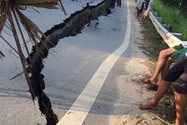 Quốc lộ bất ngờ nứt toác, sụt lún nghiêm trọng