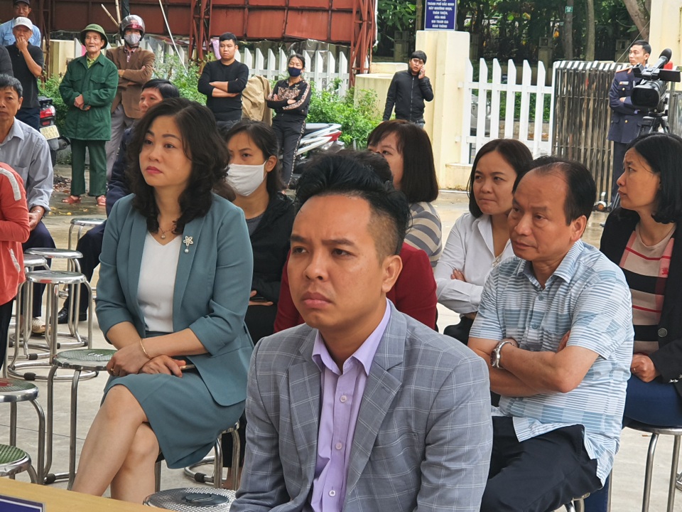 Giám đốc rút súng đe dọa giết người bị tuyên phạt 18 tháng tù - 2 Giám đốc rút súng đe dọa giết người bị tuyên phạt 18 tháng tù - 2