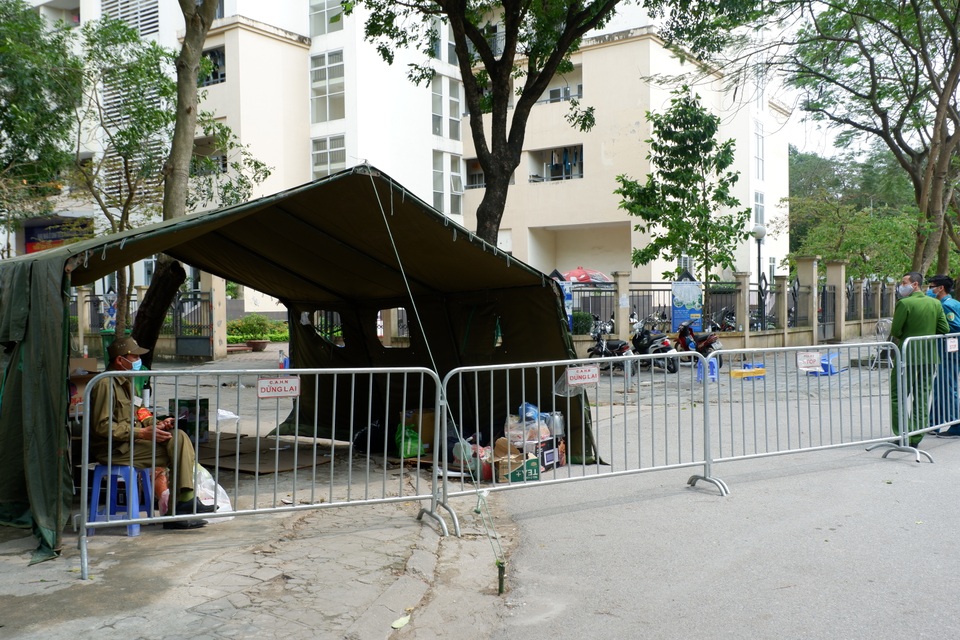 Hà Nội: Phát hiện cả bia, lò vi sóng trong thùng tiếp tế vào khu cách ly - 3 Hà Nội: Phát hiện cả bia, lò vi sóng trong thùng tiếp tế vào khu cách ly - 3