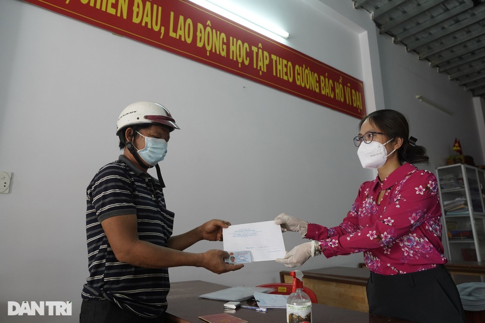TPHCM: Trắng đêm giải quyết hồ sơ để tiền hỗ trợ kịp đến với người dân - 2 TPHCM: Trắng đêm giải quyết hồ sơ để tiền hỗ trợ kịp đến với người dân - 2
