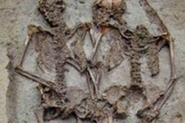 Cặp vợ chồng nắm tay nhau suốt 1.500 năm