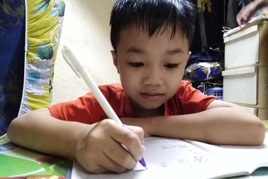 Mẹ qua đời, bé trai 7 tuổi bị bệnh thiếu máu lâm cảnh bơ vơ