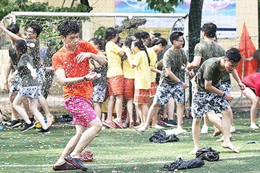 Teen cuối cấp Yên Hòa “phấn khích” trong trận chiến bóng nước