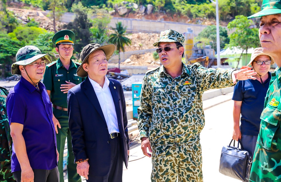 Lãnh đạo Cà Mau và TT Group thăm, tặng quà cán bộ chiến sỹ đảo Hòn Khoai - 1 Lãnh đạo Cà Mau và TT Group thăm, tặng quà cán bộ chiến sỹ đảo Hòn Khoai - 1