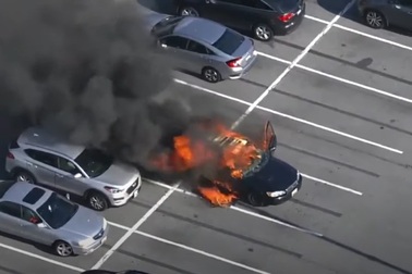 Ô tô cháy ngùn ngụt vì tài xế sát khuẩn tay và hút thuốc trong xe