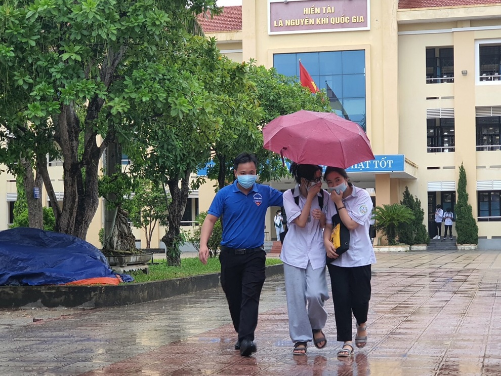 Quảng Bình: Phụ huynh kiên nhẫn đội mưa ngóng con thi tốt nghiệp - 6 Quảng Bình: Phụ huynh kiên nhẫn đội mưa ngóng con thi tốt nghiệp - 6