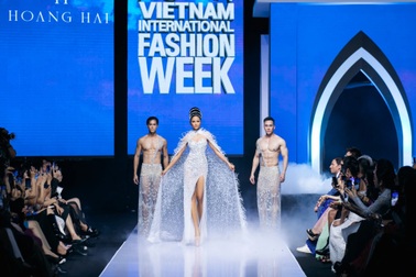 Mẫu nam mặc xuyên thấu, khoe body trên sàn diễn thời trang ở Hà Nội