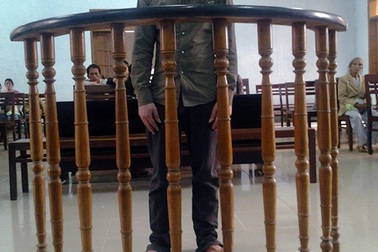 Tán tỉnh bé 12 tuổi rồi lừa hiếp dâm