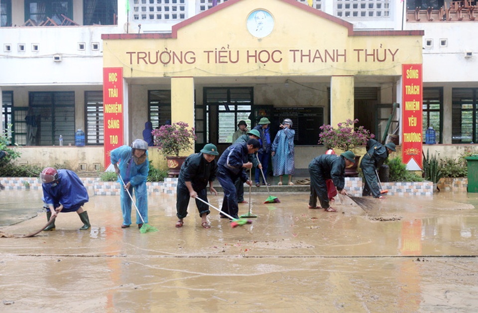 Quảng Bình: Lũ rút, trường học ngổn ngang, bùn đất phủ dày - 6 Quảng Bình: Lũ rút, trường học ngổn ngang, bùn đất phủ dày - 6