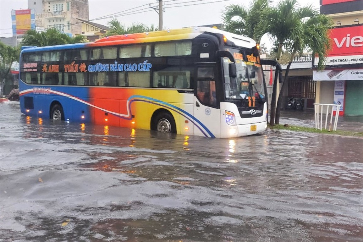 Mưa trái mùa hơn 3 giờ, đường phố xứ công tử Bạc Liêu biến thành sông - 6 Mưa trái mùa hơn 3 giờ, đường phố xứ công tử Bạc Liêu biến thành sông - 6
