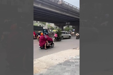 Tàu lá cau rơi trúng tài xế xe ôm đang di chuyển
