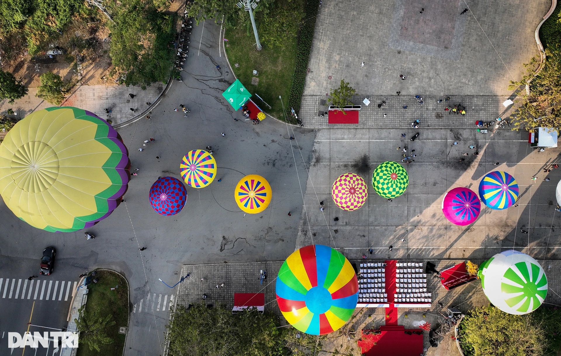 Hàng chục khinh khí cầu màu sắc bay rợp trên bầu trời TPHCM - 3