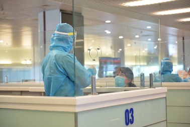 Mở lại chuyến bay thương mại, quy trình cách ly hành khách như thế nào?