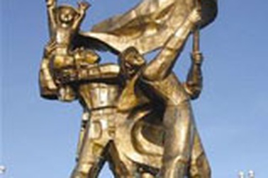 Tượng đồng tốn kém nhất Việt Nam bị nứt