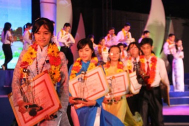 Tuyên dương sinh viên đạt thành tích 3 tốt 