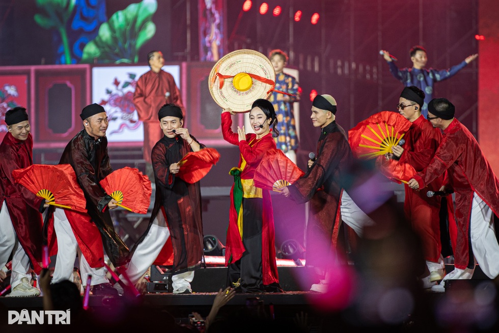 Concert Anh trai: 5 tiếng bùng nổ, vạn khán giả hò hét dưới mưa nhân tạo - 6 Concert Anh trai: 5 tiếng bùng nổ, vạn khán giả hò hét dưới mưa nhân tạo - 6