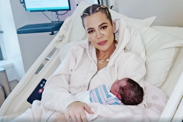 Khlóe Kardashian khó "kết nối" với con trai ra đời nhờ người mang thai hộ