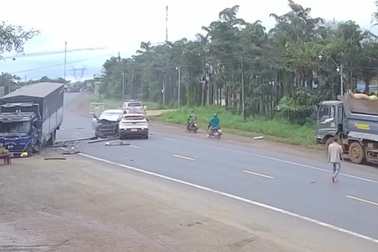 Ô tô 7 chỗ bất ngờ lao sang làn ngược chiều, hạ gục xe tải