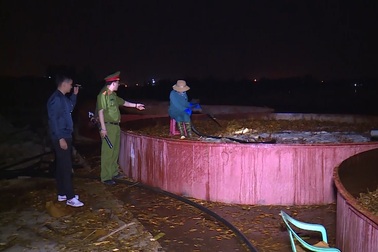 Công ty vàng mã xả thải bẩn ra sông