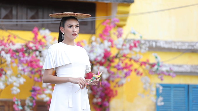 Nhìn đàn em phản ứng trước màn catwalk đổ nia, Võ Hoàng Yến vu vơ: Cười nửa miệng hay bĩu môi là nghề của chị! - Ảnh 6. Nhìn đàn em phản ứng trước màn catwalk đổ nia, Võ Hoàng Yến vu vơ: Cười nửa miệng hay bĩu môi là nghề của chị! - Ảnh 6.