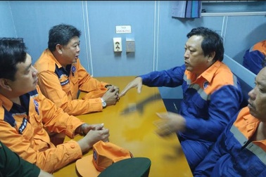 Giải cứu thành công 8 thuyền viên bị sóng đánh chìm tàu trên biển