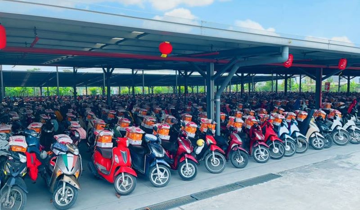 Thích thú với hình ảnh công ty buộc sẵn quà Tết vào xe công nhân - 1 Thích thú với hình ảnh công ty buộc sẵn quà Tết vào xe công nhân - 1