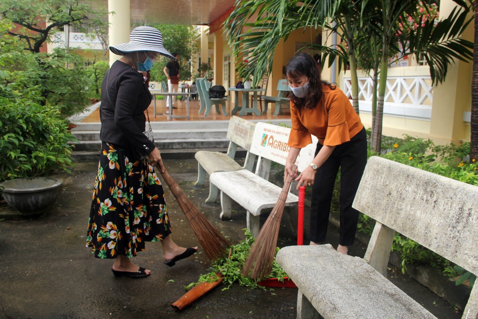 Phú Yên: Các trường khẩn trương dọn vệ sinh để đón học sinh tới lớp - 7 Phú Yên: Các trường khẩn trương dọn vệ sinh để đón học sinh tới lớp - 7