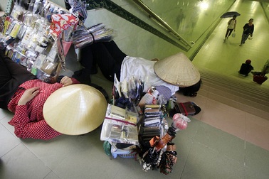 Hà Nội: Xuống lòng đất, ngủ gầm cầu trốn nắng