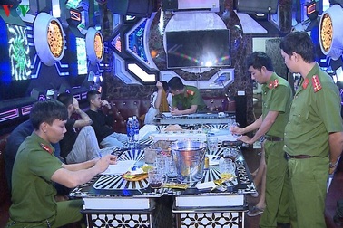 Xóa tụ điểm hát karaoke kèm chơi ma túy cho thanh niên