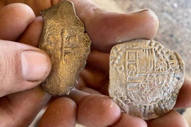 Tìm thấy "kho" tiền xu cổ trị giá 6.000 đô la trên bờ biển