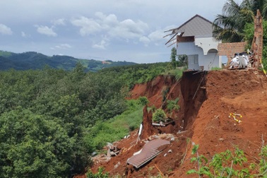 Vụ đường bị xẻ đôi nhiều năm chưa khắc phục: Sạt lở "nuốt chửng" nhà dân