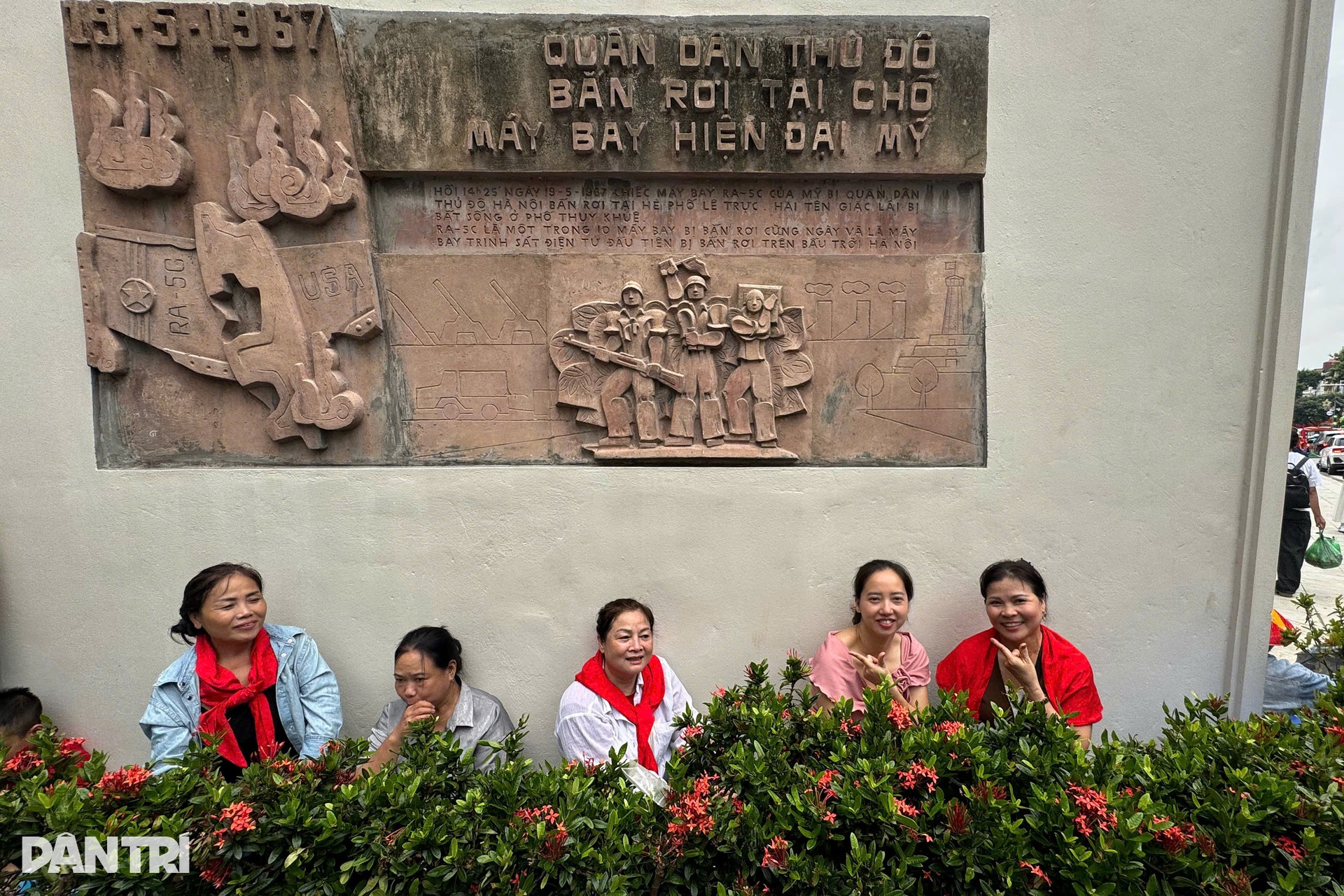 Người dân đội ghế, mang chiếu sẵn sàng cắm trại xuyên đêm chờ xem diễu binh - 12 Người dân đội ghế, mang chiếu sẵn sàng cắm trại xuyên đêm chờ xem diễu binh - 12