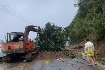 Sạt lở đèo Violắc ở Quảng Ngãi, giao thông ùn tắc