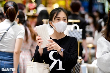 Người dân Sài Gòn chen chân mua sắm trong ngày Black Friday