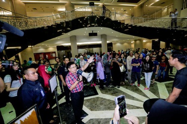 Chánh án tòa tối cao Malaysia tự tay quét dọn nhà vệ sinh