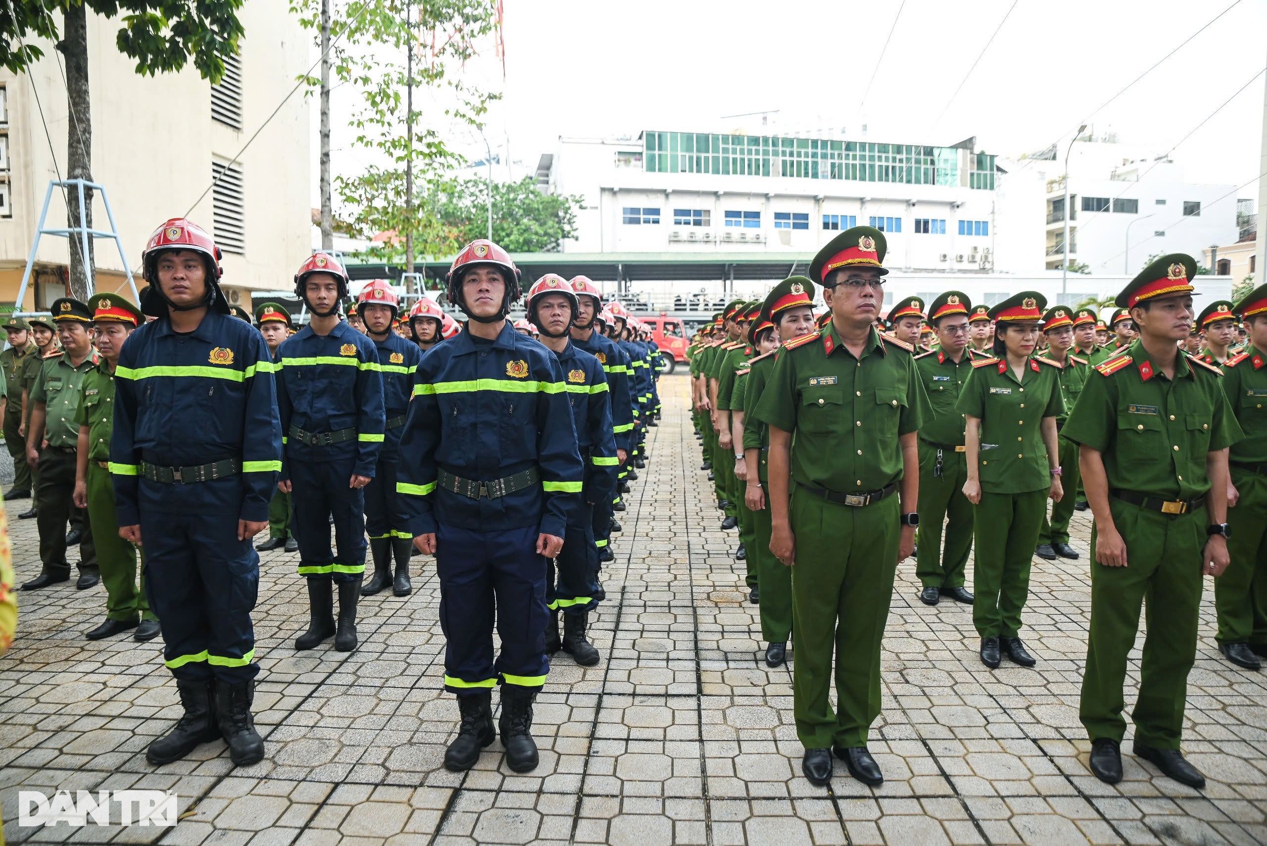 Công an TPHCM đồng loạt ra quân trấn áp tội phạm dịp Tết 2025 - 1