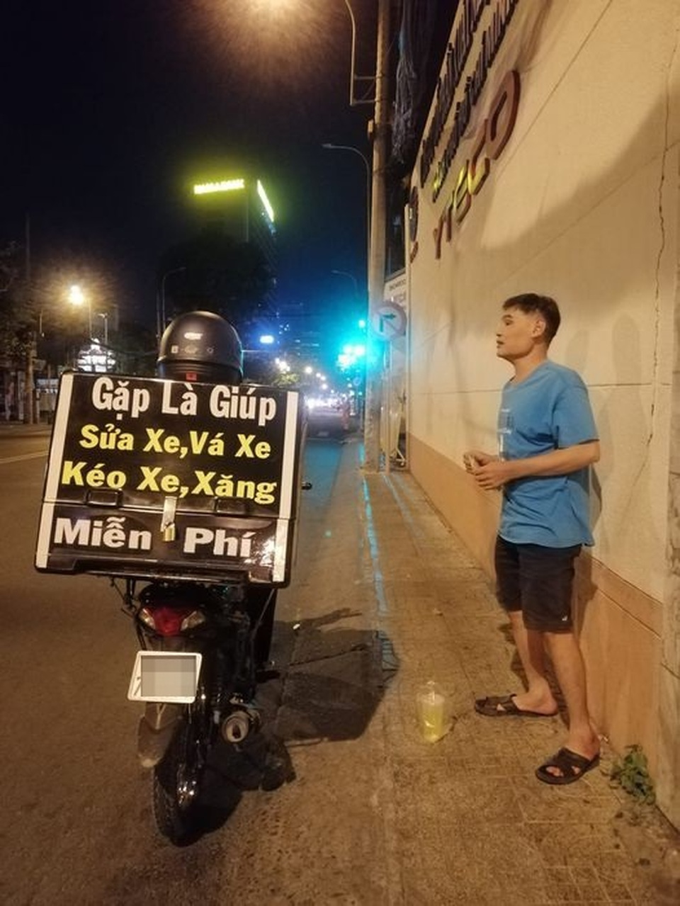 Vệ sĩ bóng đêm rong ruổi khắp các nẻo đường để giúp người gặp nạn - 1 Vệ sĩ bóng đêm rong ruổi khắp các nẻo đường để giúp người gặp nạn - 1