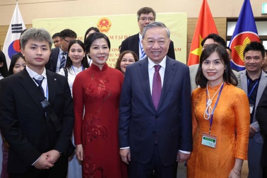 Tổng Bí thư Tô Lâm gặp gỡ nhân viên Đại sứ quán và người Việt Nam tại Hàn Quốc