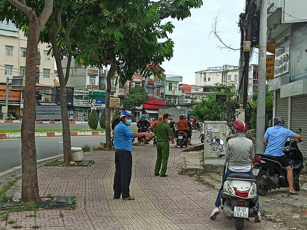 TPHCM: Để 100 người tụ tập gửi nhận hàng, bãi giữ xe bị phạt 30 triệu đồng - 4 TPHCM: Để 100 người tụ tập gửi nhận hàng, bãi giữ xe bị phạt 30 triệu đồng - 4