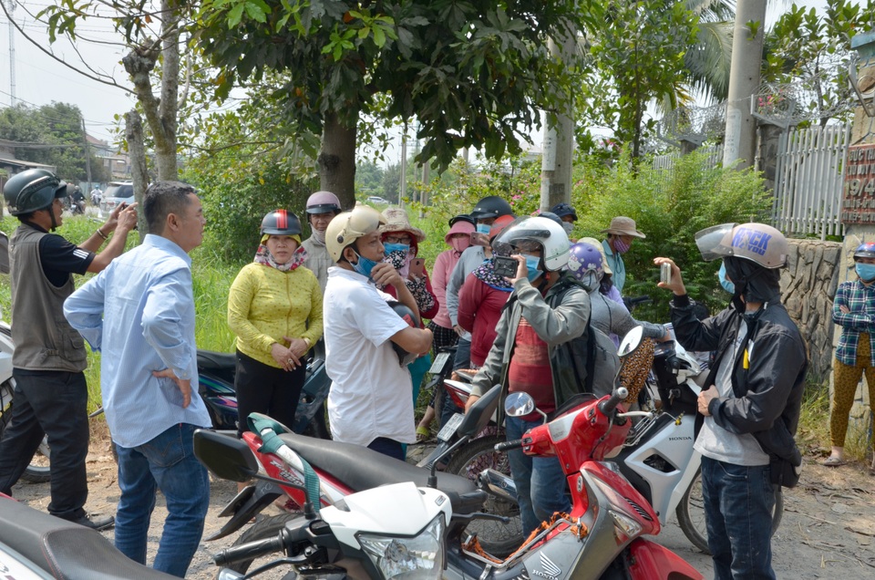 Người dân kéo đến nghía qua khe cửa căn nhà Tuấn “khỉ” bị tiêu diệt - 9 Người dân kéo đến nghía qua khe cửa căn nhà Tuấn “khỉ” bị tiêu diệt - 9