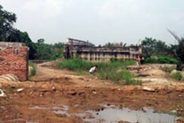 Cây cầu “kỳ quái”: Xây 7 tỷ, bỏ hoang 6 năm