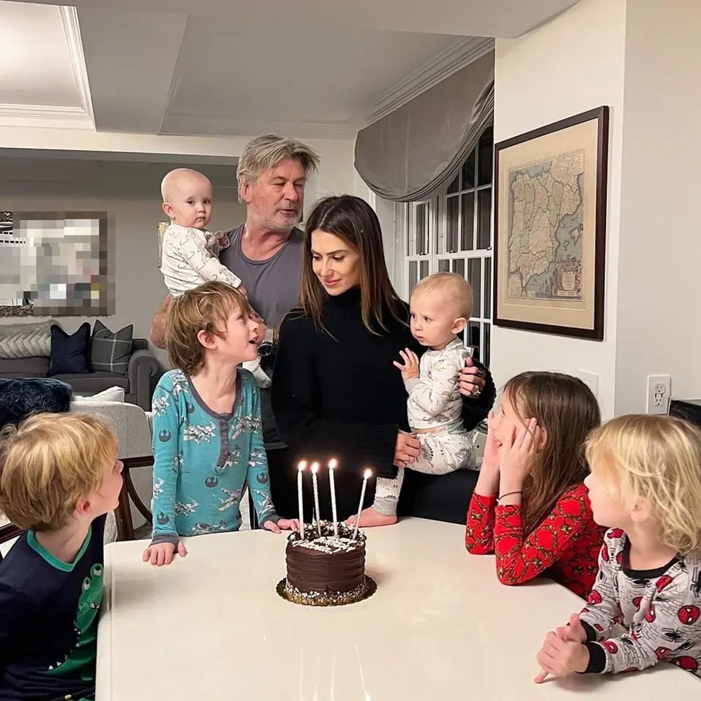 Vợ của tài tử Alec Baldwin đáp trả chỉ trích chuyện cha già, con cọc - 3 Vợ của tài tử Alec Baldwin đáp trả chỉ trích chuyện cha già, con cọc - 3
