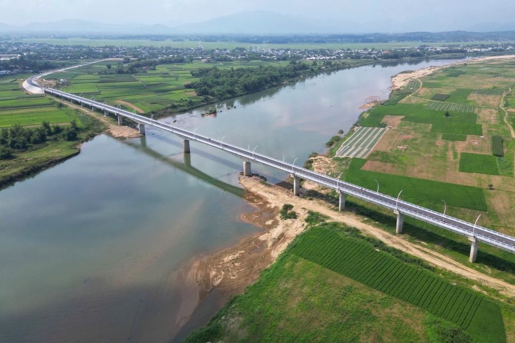 Hai cây cầu có trụ đèn độc đáo như đường hầm dài vô tận ở Quảng Nam - 2 Hai cây cầu có trụ đèn độc đáo như đường hầm dài vô tận ở Quảng Nam - 2