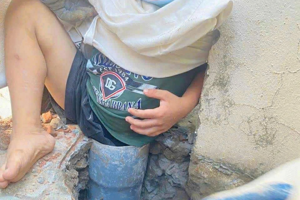 Đục, phá bê tông để giải cứu bé trai 5 tuổi mắc kẹt trong ống thoát nước - 1 Đục, phá bê tông để giải cứu bé trai 5 tuổi mắc kẹt trong ống thoát nước - 1
