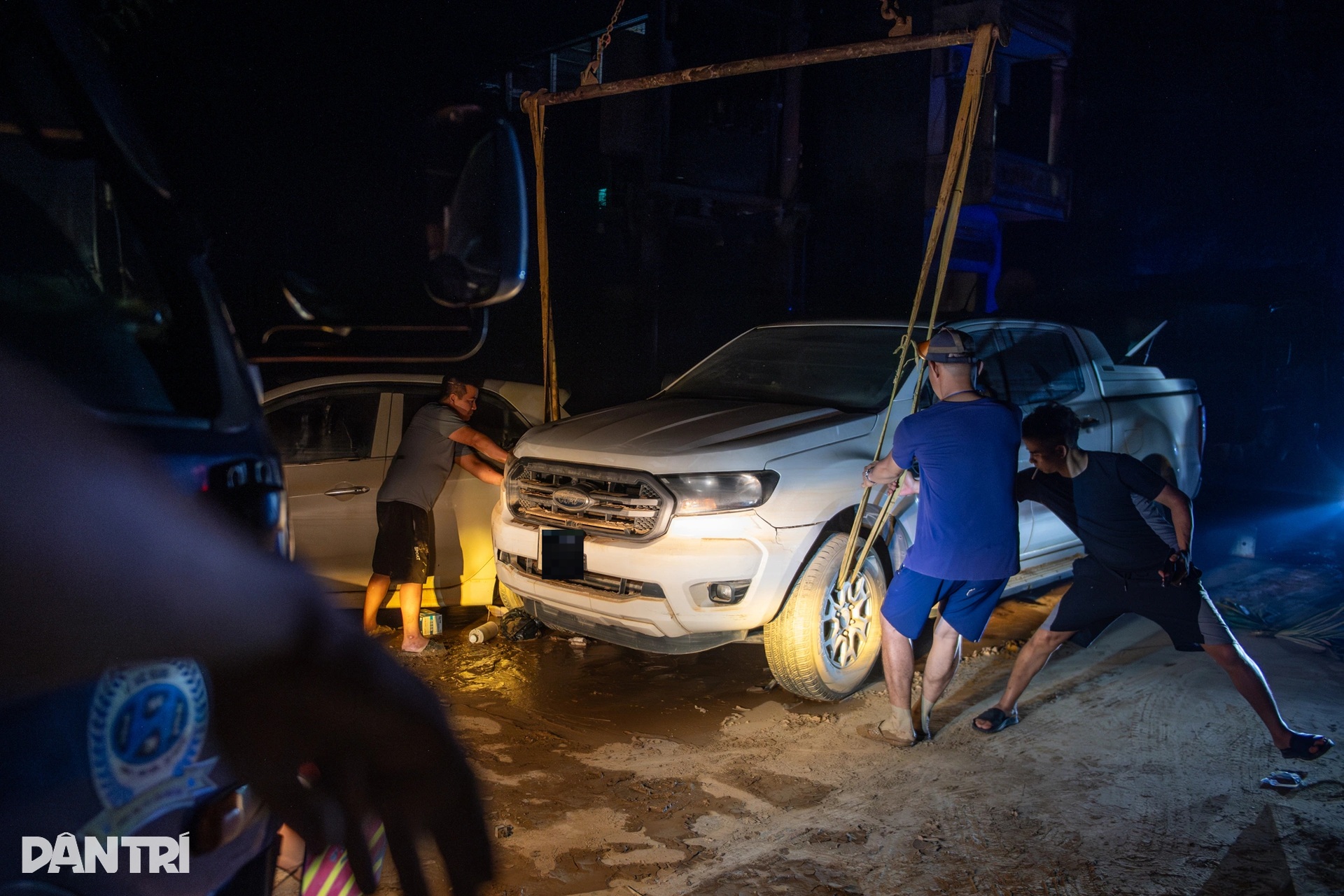 Xuyên đêm cứu hộ hàng trăm ô tô sau ngập lụt ở Thái Nguyên - 9