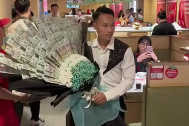 Chồng ôm bó hoa gắn 50 triệu đồng tặng vợ ngày 20/10