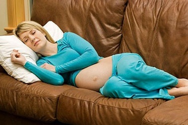 Xử lý chứng ợ nóng, đau họng ở phụ nữ mang thai?