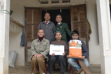 Gần 46 triệu đồng đến với gia đình ông già yếu nuôi bà ung thư và cháu mắc bệnh hiểm nghèo