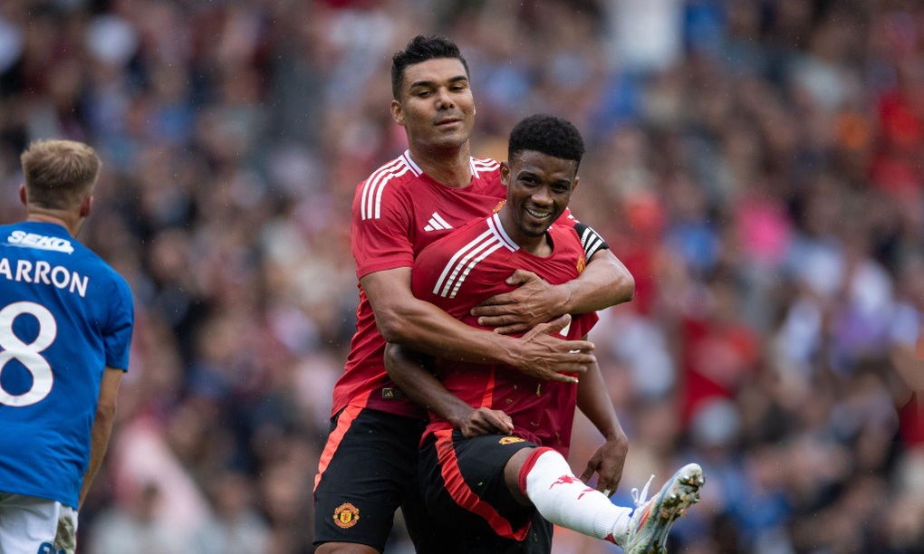 Leny Yoro makes impressive debut in Man Utd's victory - 2