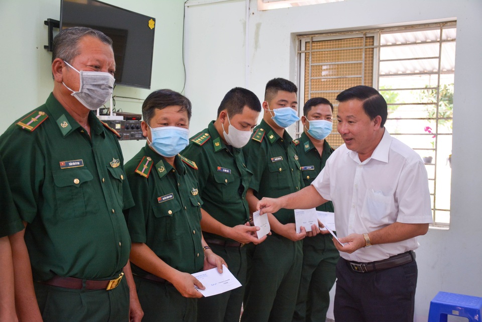 Kiểm soát chặt vùng biên, ngăn người xuất nhập cảnh trái phép - 2 Kiểm soát chặt vùng biên, ngăn người xuất nhập cảnh trái phép - 2